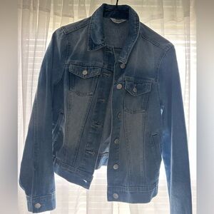 Selling this cute denim jacket!